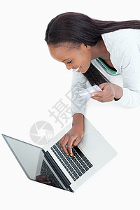 微笑的女人在信用卡信息中打字图片