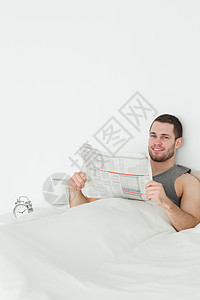 一个安静的人在看报纸的肖像图片