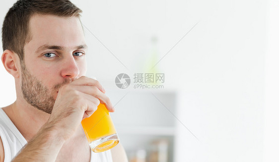一个快乐男人喝橙汁的肖像图片