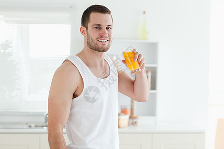 喝橙汁的笑男人图片