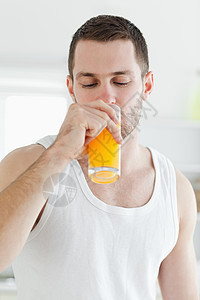 一个有魅力的人的肖像 喝橙汁图片