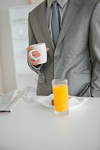一个商务人士吃早餐的肖像 被一个商务人士拿走图片