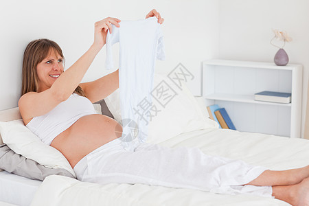 迷人的孕妇在Lyi时 露出白色的小白睡衣图片