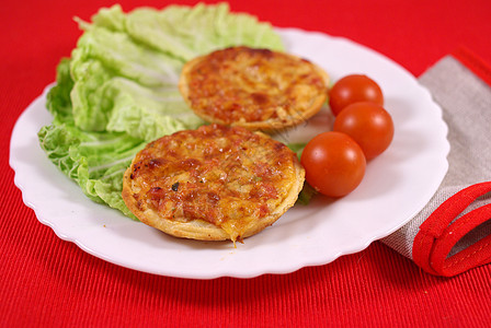 小披萨小件小吃红色午餐宏观美食食物餐饮桌子棕色图片