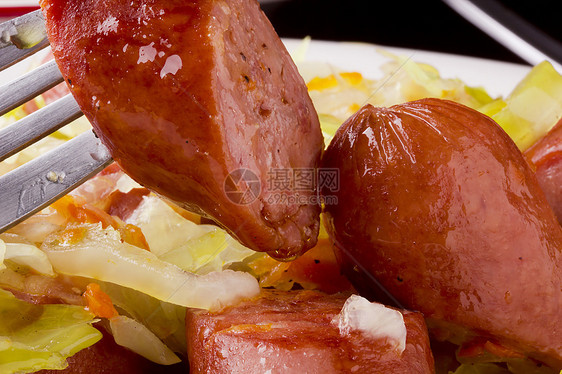 叉子上的香肠炽热蔬菜障碍食物砰砰图片