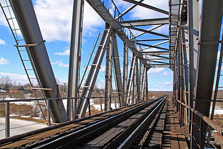 通过冷冻河流的铁路桥梁小路径流速度边缘碎石技术平行线过境领带旅行图片