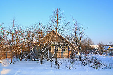 夹雪中的老旧农村住房小玩意儿日志房子树木窗户冒险建筑危机附属平房图片