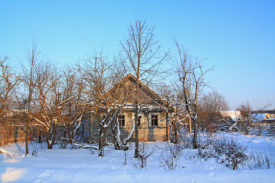 夹雪中的老旧农村住房小玩意儿日志房子树木窗户冒险建筑危机附属平房图片
