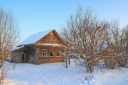 夹雪中的老旧农村住房日志遗迹冒险危机树木谷仓国家农家小玩意儿窝棚图片