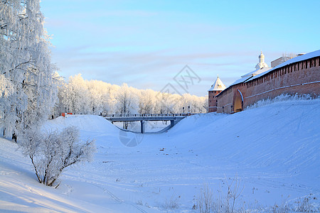 雪山上的老砖堡垒雪橇风景冰柱阳光全景仙境天气天空树木季节图片