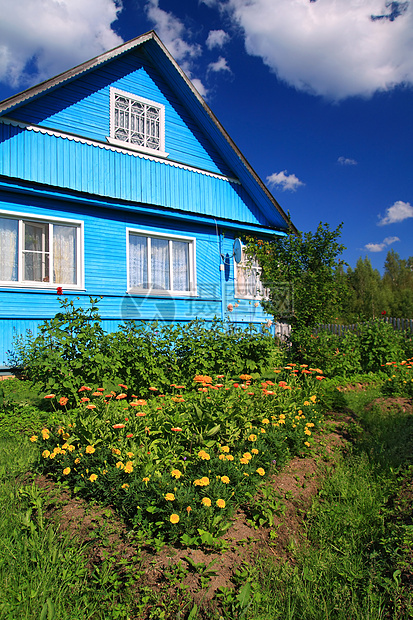 靠近农村建筑的夏花农场城市家庭木头乡村财产人行道栅栏房子蓝色图片