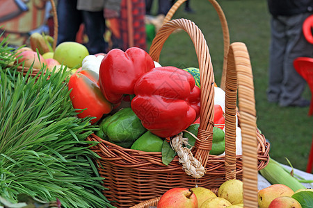 农村市场上的红胡椒水果潮湿反射食物剪裁蔬菜藤蔓点燃活力植物图片