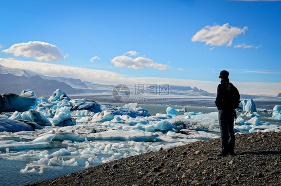 冰河环礁湖和冰山湖 以及人的轮廓图片