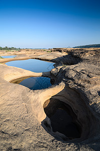 Sampanbok 湄公河中的池塘巨石岩石风景旅行旅游悬崖石头晴天支撑天空图片