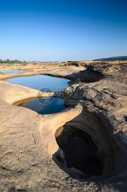 Sampanbok 湄公河中的池塘巨石岩石风景旅行旅游悬崖石头晴天支撑天空图片