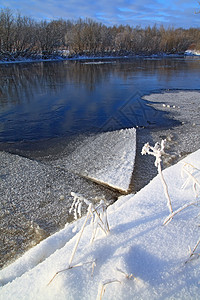 河上冰雪的驱动力天空场景寒冷蓝色风景建筑太阳寒意海岸乡村图片