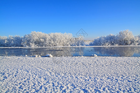 冬季河上的白冰图片