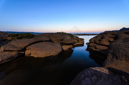 Sampanbok 湄公河中的池塘晴天悬崖旅行巨石岩石天空旅游热带风景石头图片