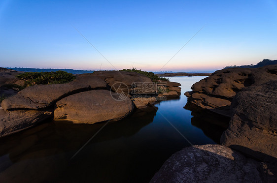 Sampanbok 湄公河中的池塘晴天悬崖旅行巨石岩石天空旅游热带风景石头图片