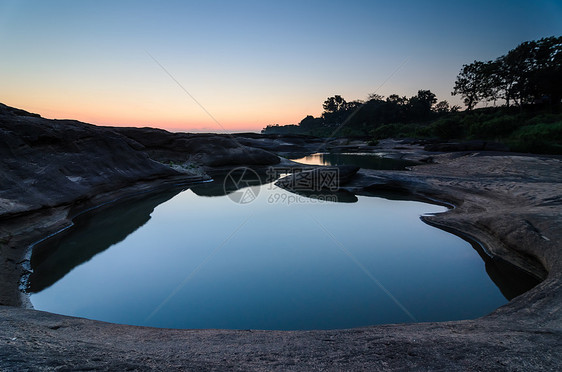Sampanbok 湄公河中的池塘悬崖地平线热带晴天旅行旅游风景巨石支撑天空图片