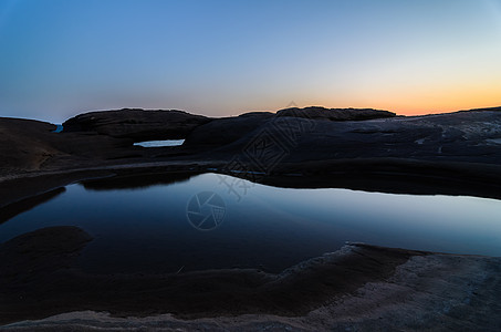 Sampanbok 湄公河中的池塘旅行旅游石头晴天悬崖地平线岩石天空热带支撑图片