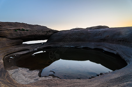 Sampanbok 湄公河中的池塘悬崖巨石支撑天空风景晴天地平线热带旅游旅行图片