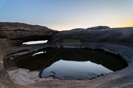 Sampanbok 湄公河中的池塘悬崖巨石支撑天空风景晴天地平线热带旅游旅行图片