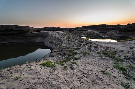 Sampanbok 湄公河中的池塘旅游支撑旅行热带天空晴天悬崖岩石石头风景图片