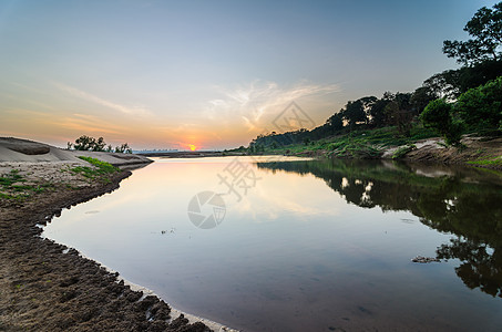 Sampanbok 湄公河中的池塘巨石晴天支撑旅游天空悬崖地平线风景热带岩石图片