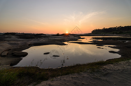 Sampanbok 湄公河中的池塘天空旅行悬崖旅游石头支撑岩石地平线风景巨石图片