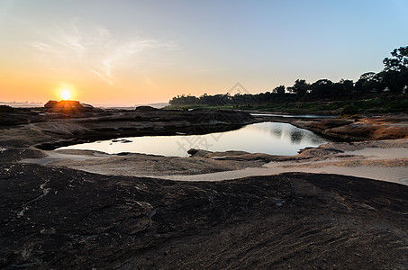 Sampanbok 湄公河中的池塘风景巨石悬崖晴天石头旅行旅游天空热带支撑图片