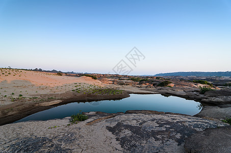 Sampanbok 湄公河中的池塘旅游巨石石头岩石旅行热带天空地平线晴天支撑图片