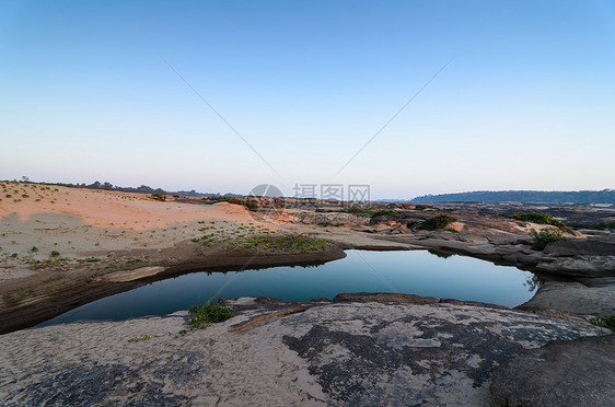 Sampanbok 湄公河中的池塘旅游巨石石头岩石旅行热带天空地平线晴天支撑图片