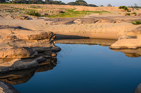 Sampanbok 湄公河中的池塘热带旅行支撑旅游天空石头地平线风景晴天岩石图片