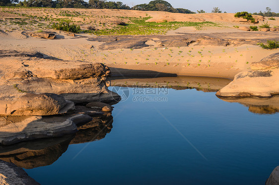 Sampanbok 湄公河中的池塘热带旅行支撑旅游天空石头地平线风景晴天岩石图片