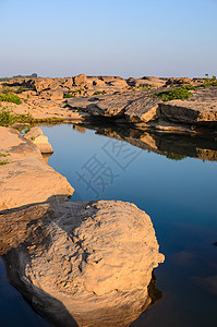 Sampanbok 湄公河中的池塘支撑巨石热带悬崖旅游天空地平线岩石风景旅行图片