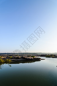 Sampanbok 湄公河中的池塘旅行旅游晴天悬崖地平线天空岩石巨石热带支撑图片