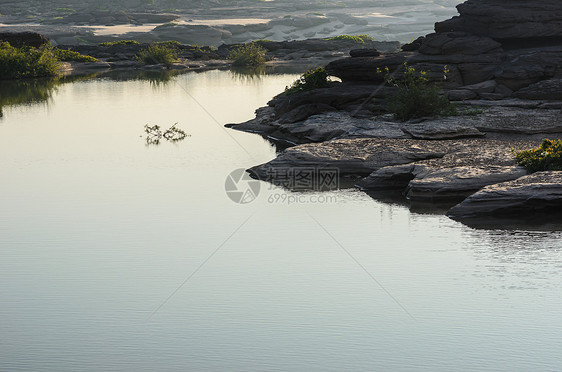 Sampanbok 湄公河中的池塘巨石地平线岩石悬崖热带石头天空风景旅行晴天图片