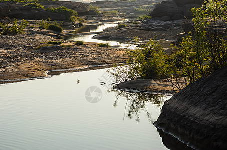 Sampanbok 湄公河中的池塘地平线支撑风景岩石石头悬崖晴天巨石旅行天空图片