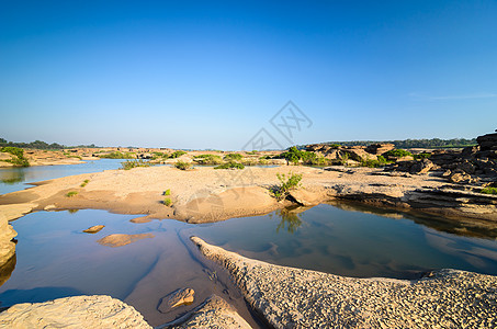 Sampanbok 湄公河中的池塘热带支撑旅行巨石天空风景地平线岩石晴天旅游图片