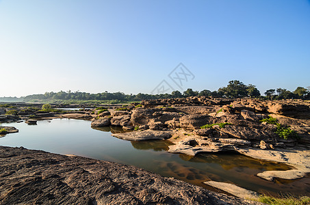Sampanbok 湄公河中的池塘巨石旅游晴天天空旅行石头风景支撑岩石地平线图片