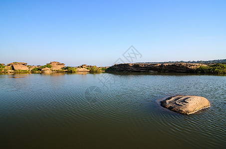 Sampanbok 湄公河中的池塘旅游悬崖巨石风景天空旅行石头晴天地平线热带图片