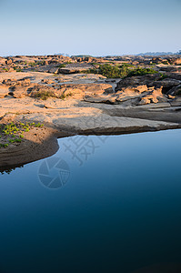 Sampanbok 湄公河中的池塘热带旅游悬崖岩石晴天地平线巨石旅行支撑天空图片