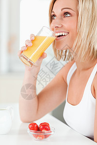 女人喝橙汁杯子图片