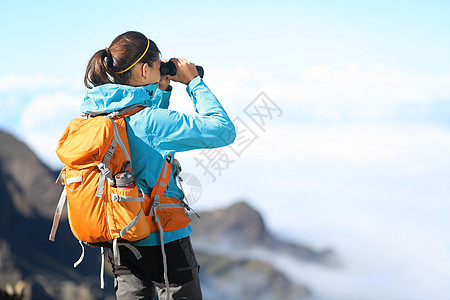 隐居者在望远镜中寻找女性女士女孩山脉手表天空地平线勘探游客公园图片