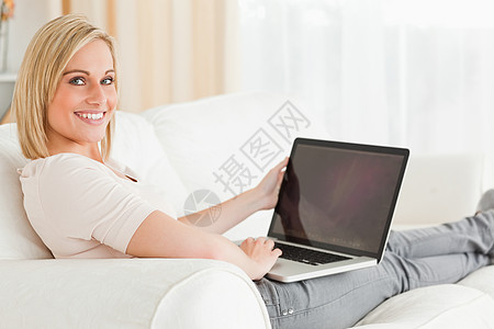 带笔记本的金发女人工人工作长椅房子房间技术沙发头发电脑互联网图片