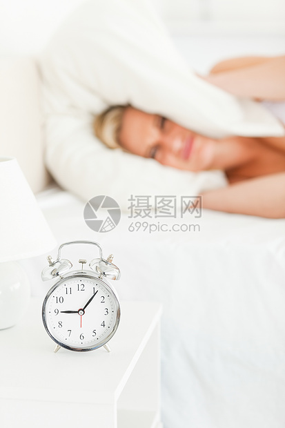 一个不满意的金发女人醒来的肖像图片