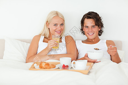 可爱的一对夫妇一起吃早餐图片