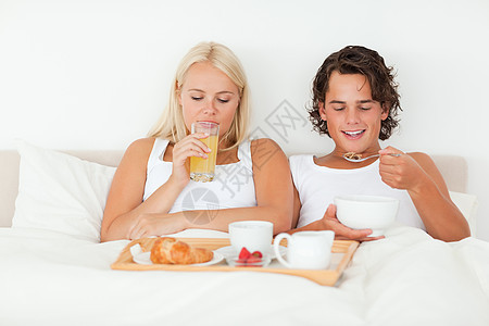 吃早餐的情侣团结果汁年轻人羊角蜜月夫妻咖啡盘子睡衣女性图片