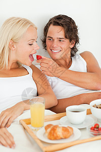 英俊男人的肖像 给女朋友草莓吃图片